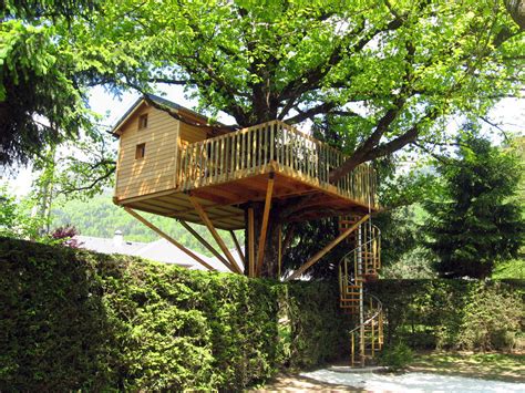 cabane dans les arbres aix les bains|La cabane perchée des Cyclamens .